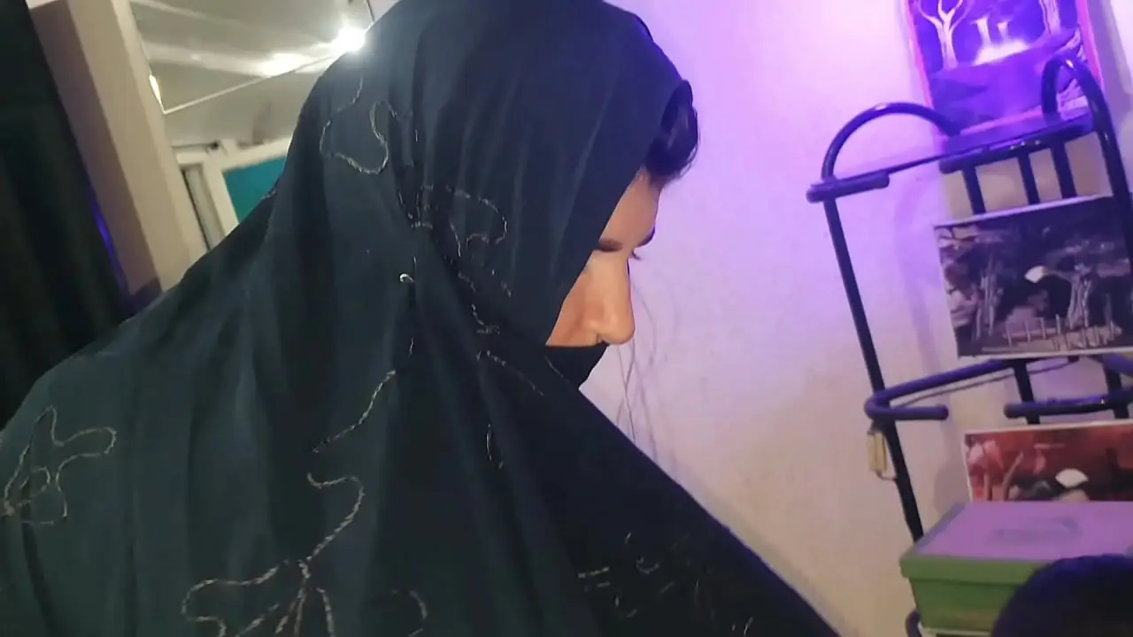 Refugiada hindi desi paga asilo com massagem tantrica e sexo . el toro de oro